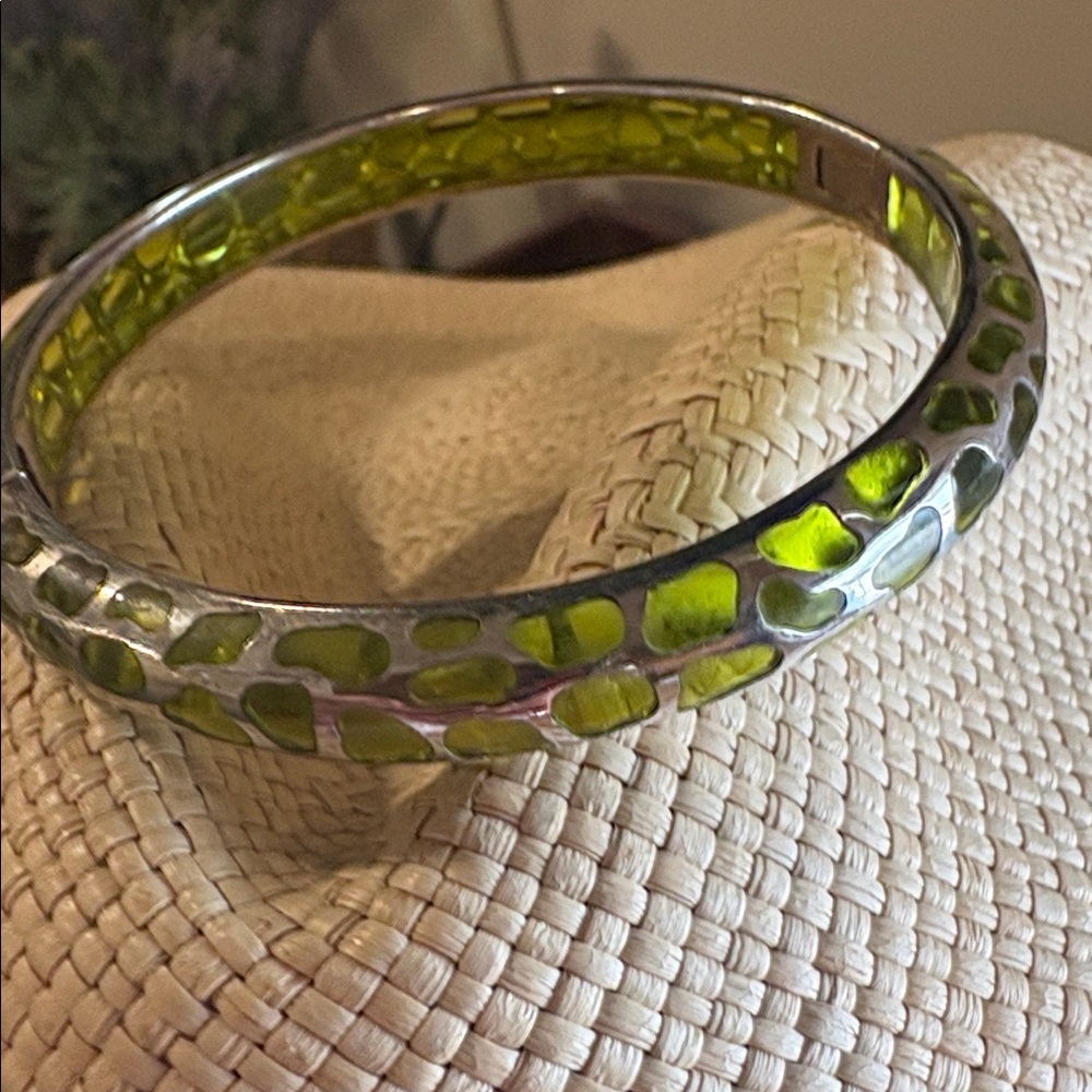 Angelique de Paris Sterling Silver Green Lucite Safari Hinged Bangle Bracelet - Picture 3 of 6